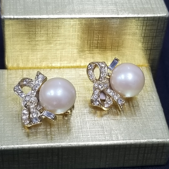 Vintage Nina Ricci  faux pearl clip on earrings - Picture 6 of 13